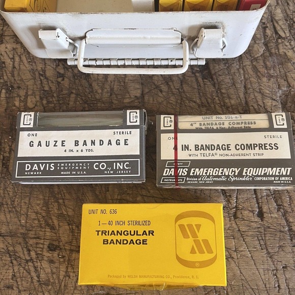 Vintage Welsh First Aid Kit Metal Wall Hanging with Contents - Bandages, etc - Picture 10 of 10